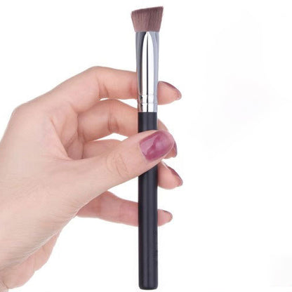 Angled Triangle Highlight Brush for Face, Under-Eye Brightening & Inner Corner Concealer